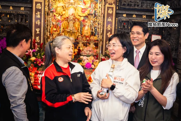蘇巧慧走訪宮廟　李洋媽贈金牌高粱