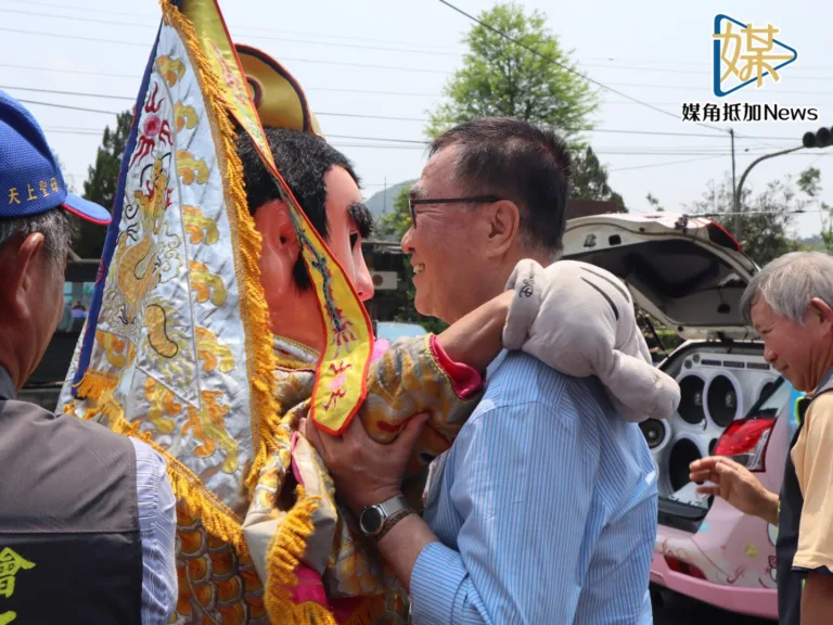 反串灌粉專　李四川競辦反擊蒐證