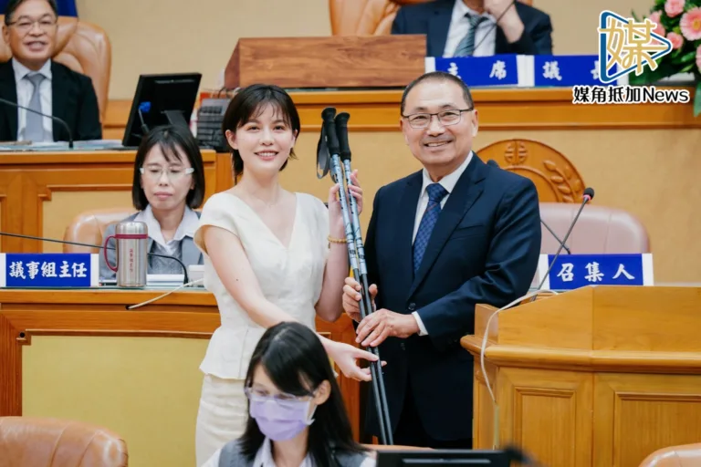 侯友宜最後總質詢　戴湘儀贈杖祝再攀高峰