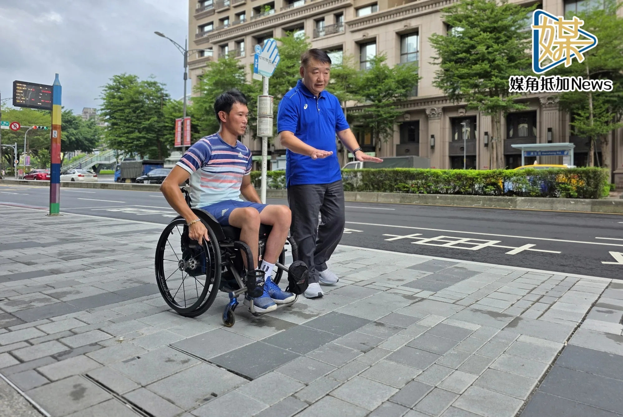 唐兆漢輪椅實測漢生東路　人行空間更友善