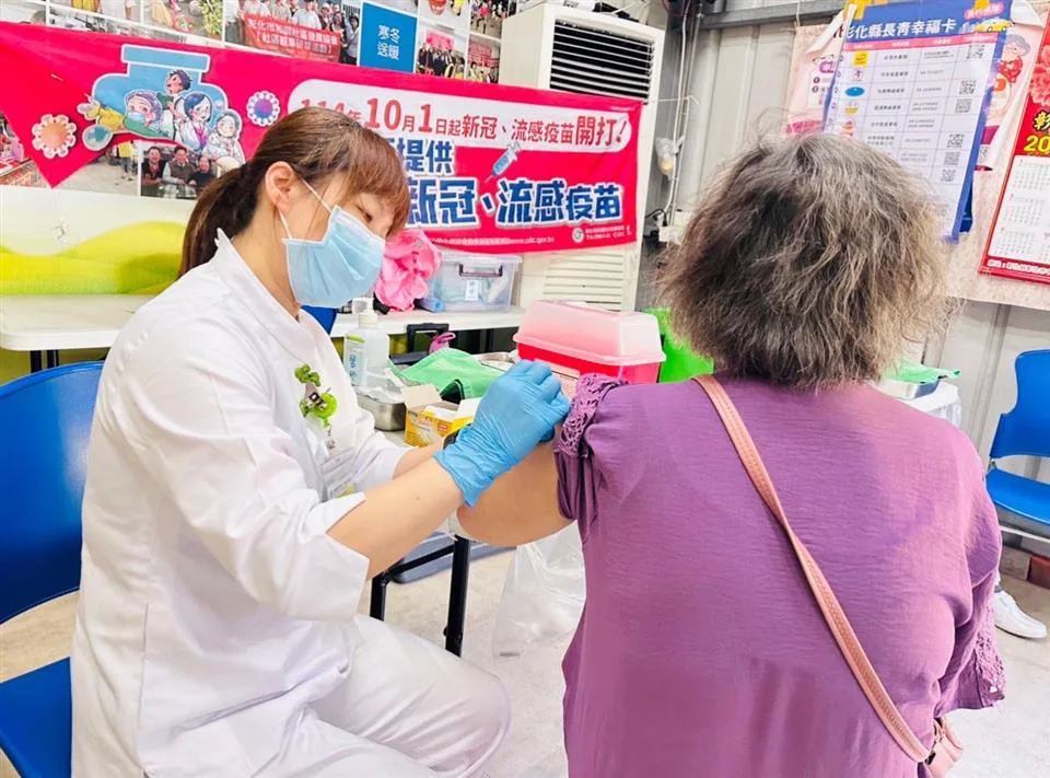 醫護人員替民眾接種疫苗；彰化縣衛生局提供的接種資料照