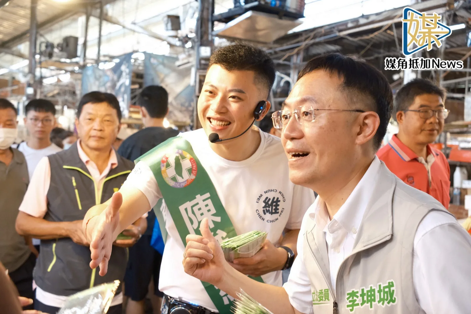 李坤城陪陳俊維掃街　力行市場展現三蘆團結