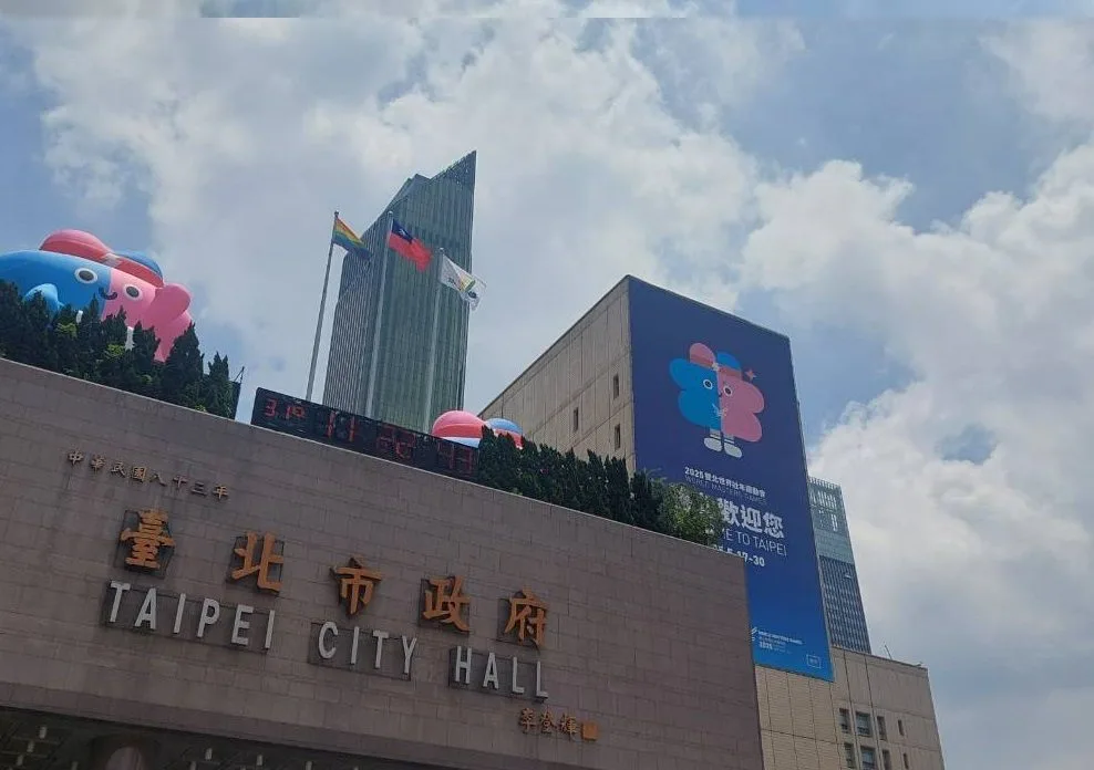 臺北市政府大樓前方的旗杆上懸掛彩虹旗